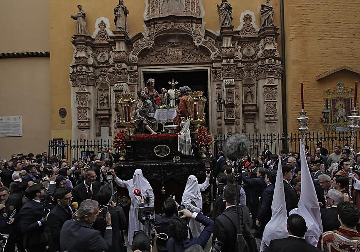 La hermandad de la Cena a su salida de la iglesia de los Terceros