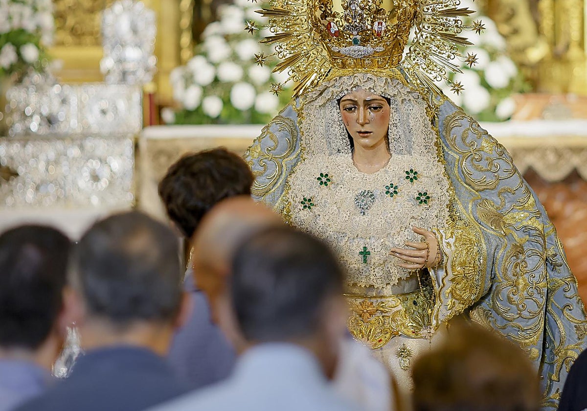 La Esperanza Macarena, durante su veneración