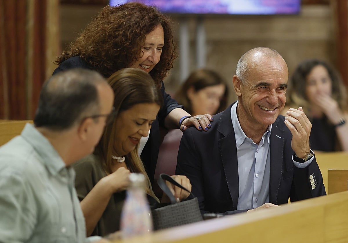 El portavoz del PSOE, Antonio Muñoz, junto a varios de sus concejales