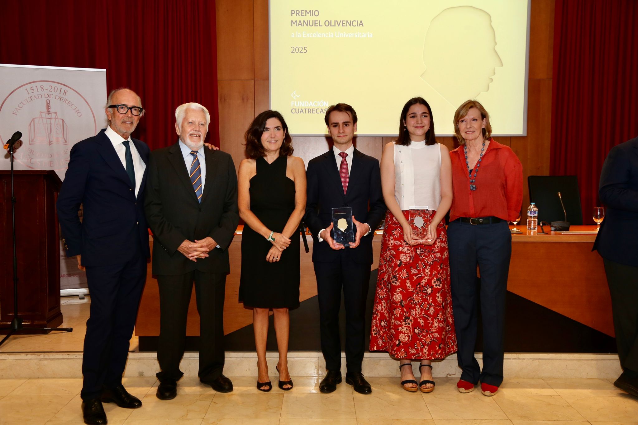 Los ganadores del premio con sus respectivos galardones