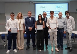 Tres jóvenes del Polígono Sur estudiarán el próximo curso en la Universidad Loyola gracias a las Becas Loyola-Alalá