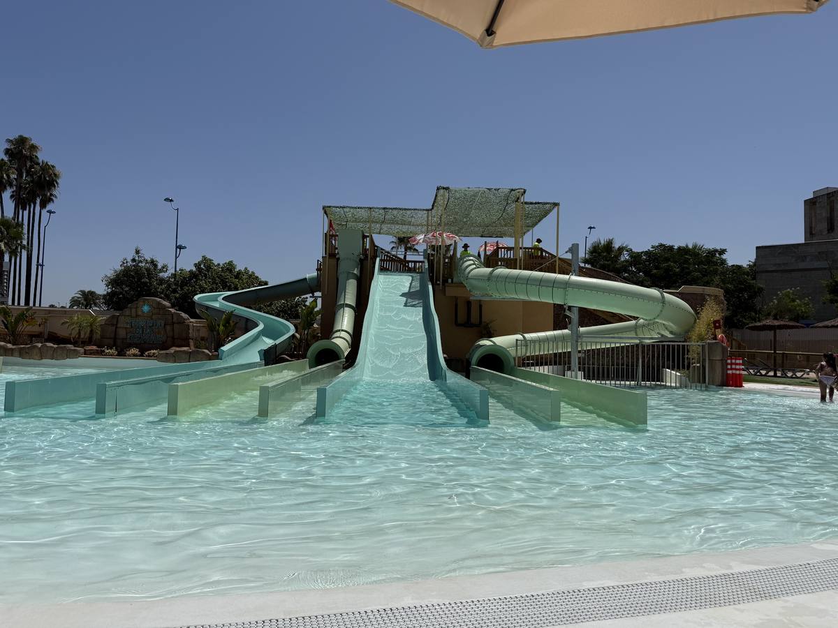 Diferentes zonas con lagunas y toboganes ayudan a suavizar las altas temperaturas de Sevilla