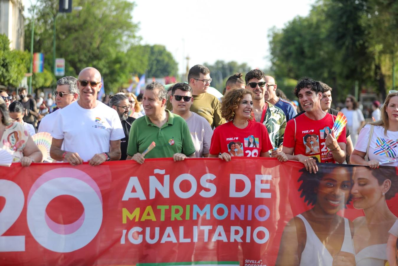 El color y el calor se ha hecho notar este sábado en la Cabalgata del Orgullo de Sevilla