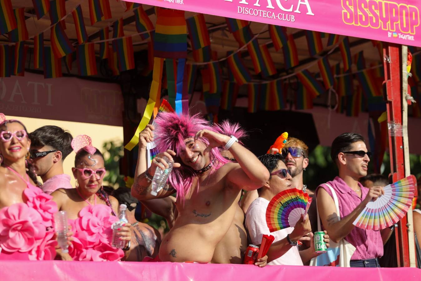 El color y el calor se ha hecho notar este sábado en la Cabalgata del Orgullo de Sevilla