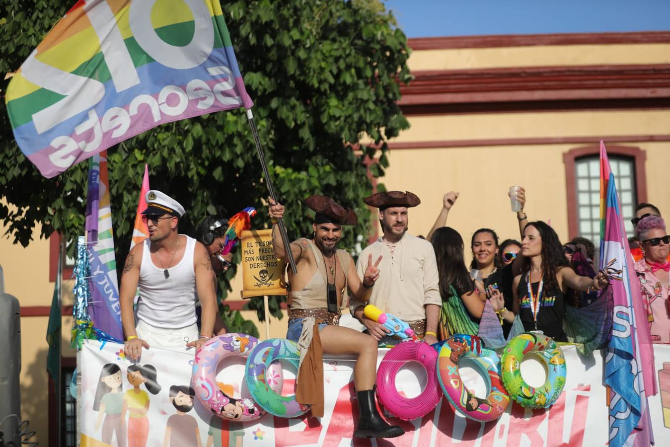 El color y el calor se ha hecho notar este sábado en la Cabalgata del Orgullo de Sevilla