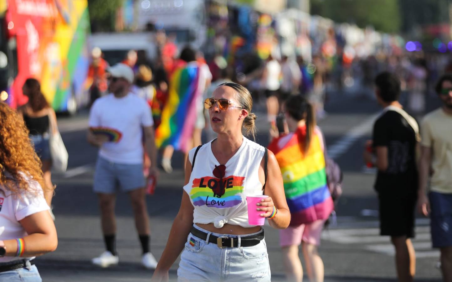 El color y el calor se ha hecho notar este sábado en la Cabalgata del Orgullo de Sevilla
