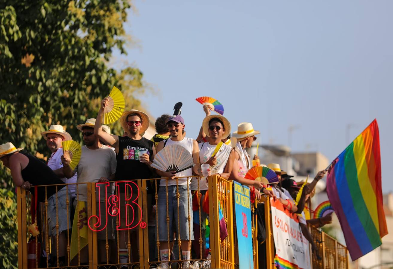 El color y el calor se ha hecho notar este sábado en la Cabalgata del Orgullo de Sevilla
