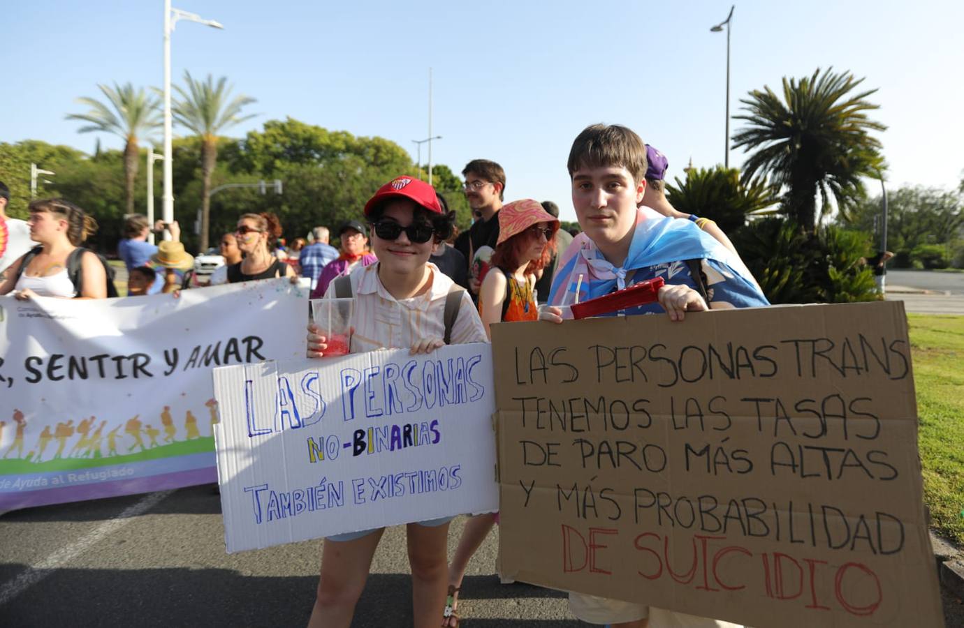 El color y el calor se ha hecho notar este sábado en la Cabalgata del Orgullo de Sevilla