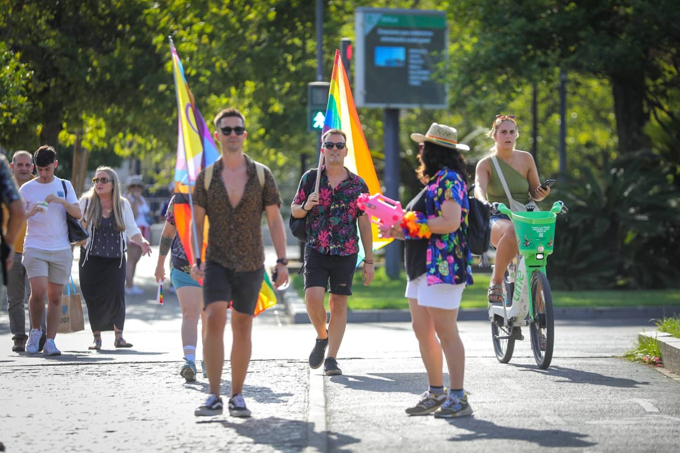El color y el calor se ha hecho notar este sábado en la Cabalgata del Orgullo de Sevilla
