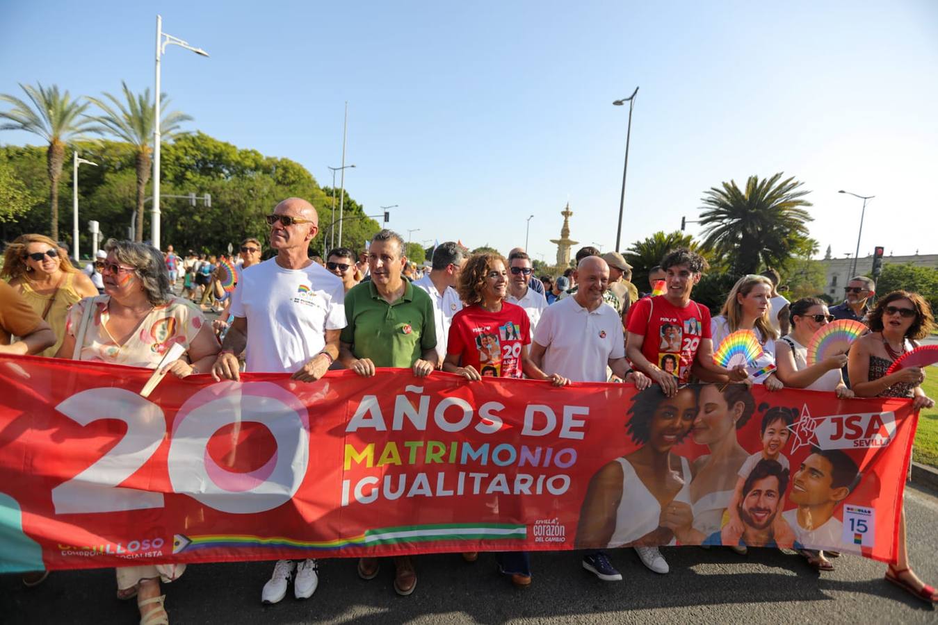 El color y el calor se ha hecho notar este sábado en la Cabalgata del Orgullo de Sevilla