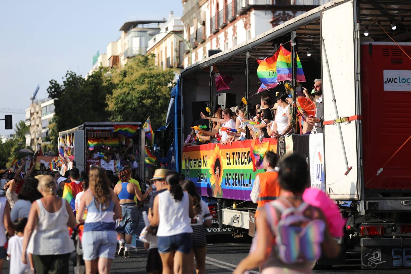El color y el calor se ha hecho notar este sábado en la Cabalgata del Orgullo de Sevilla