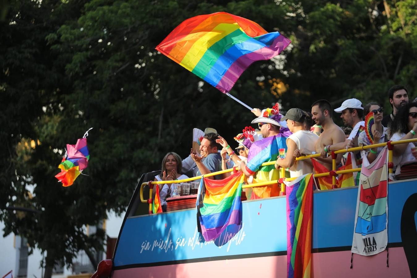 El color y el calor se ha hecho notar este sábado en la Cabalgata del Orgullo de Sevilla