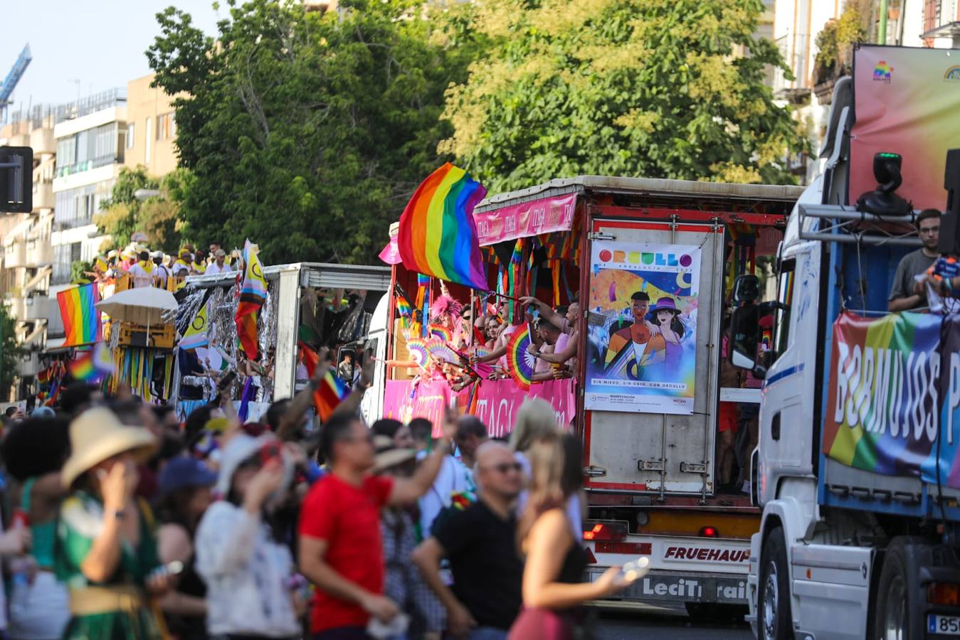 El color y el calor se ha hecho notar este sábado en la Cabalgata del Orgullo de Sevilla