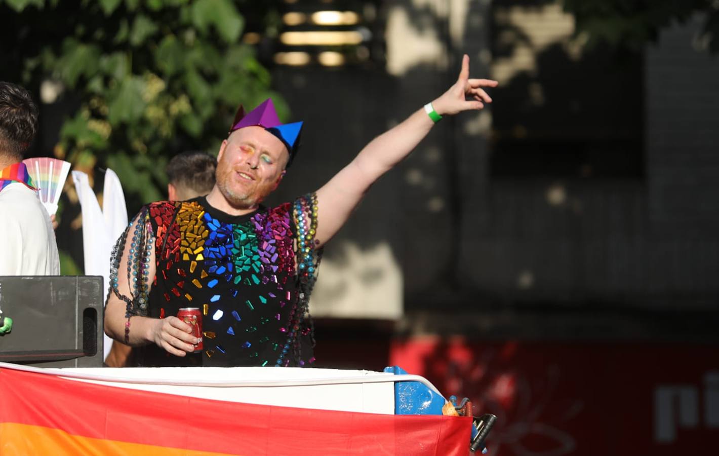 El color y el calor se ha hecho notar este sábado en la Cabalgata del Orgullo de Sevilla