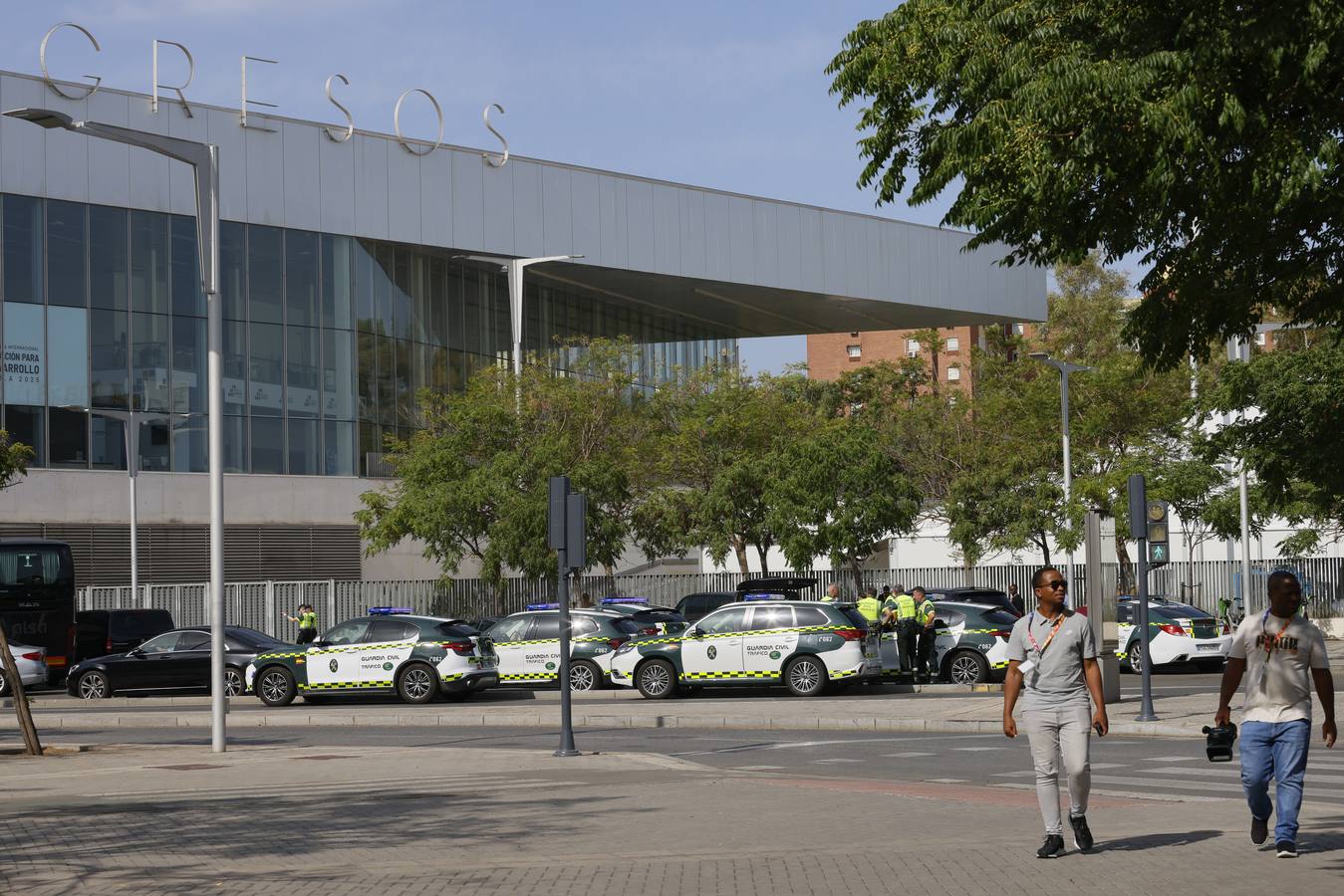 Miembros de la Policía Local y Nacional así como equipos de la Guardia Civil han tomado Sevilla para la Cumbre de la ONU