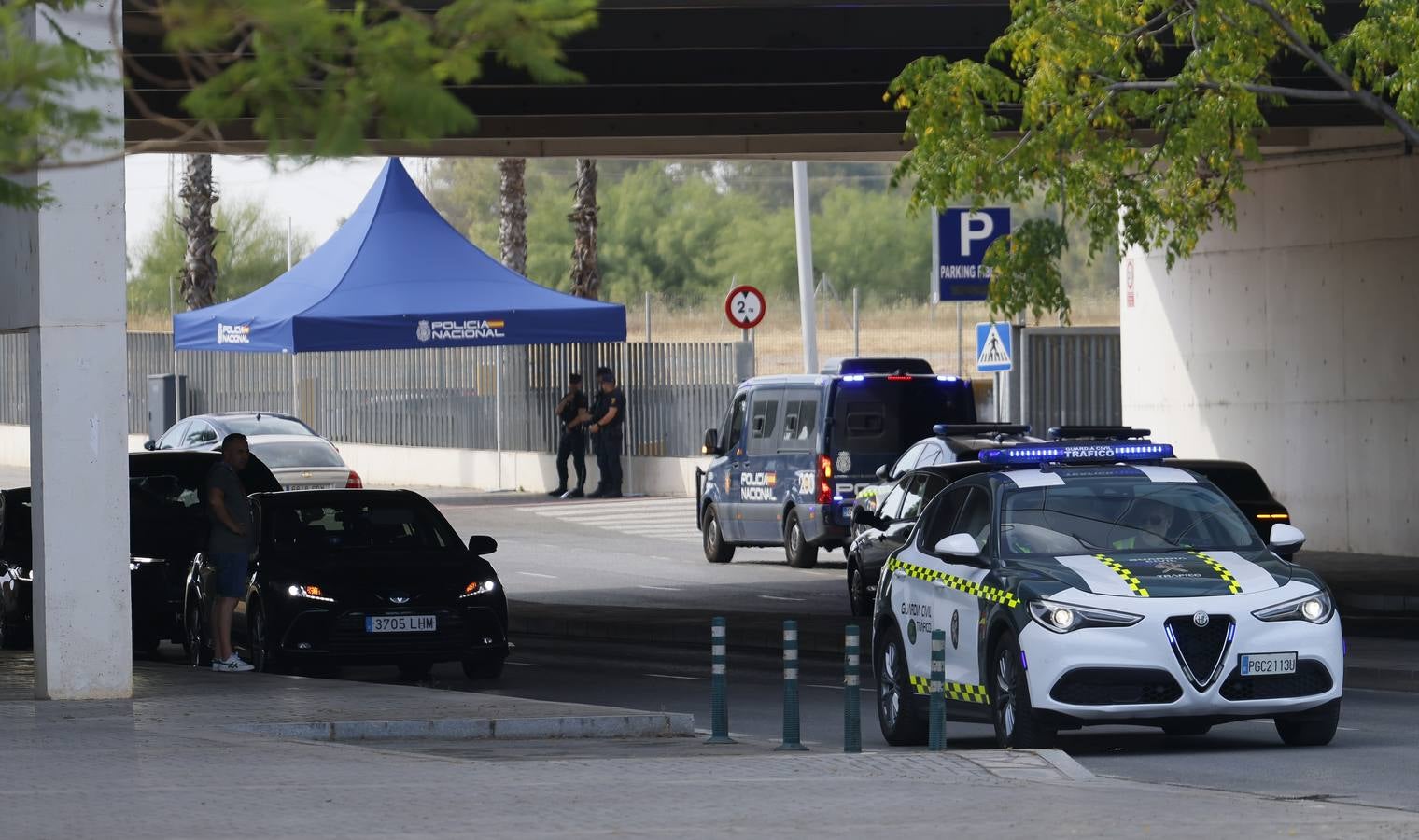 Miembros de la Policía Local y Nacional así como equipos de la Guardia Civil han tomado Sevilla para la Cumbre de la ONU
