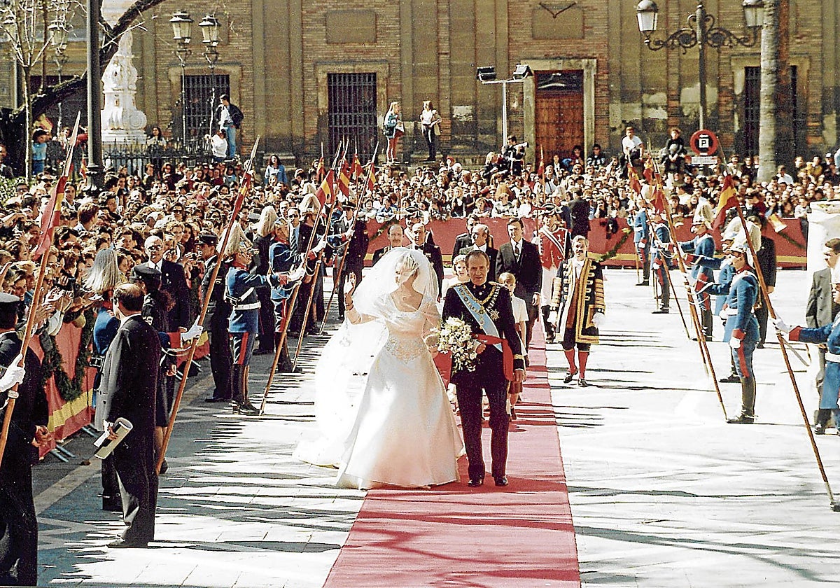 La Infanta Elena del brazo del Rey Juan Carlos en su boda en Sevilla