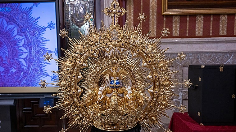 Presentación de la nueva corona en el Ayuntamiento