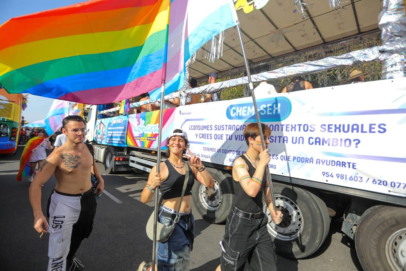 El color y el calor se ha hecho notar este sábado en la Cabalgata del Orgullo de Sevilla