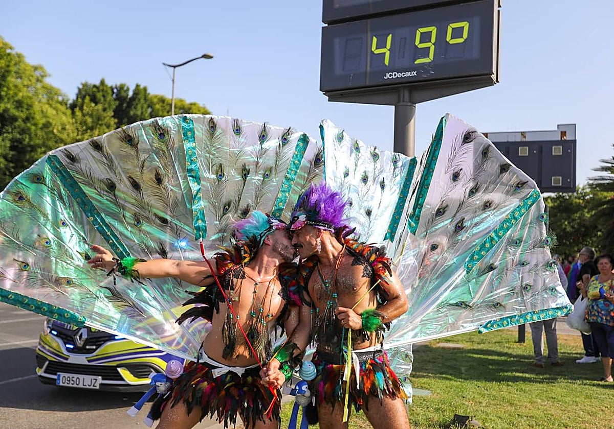 El color y el calor se ha hecho notar este sábado en la Cabalgata del Orgullo de Sevilla