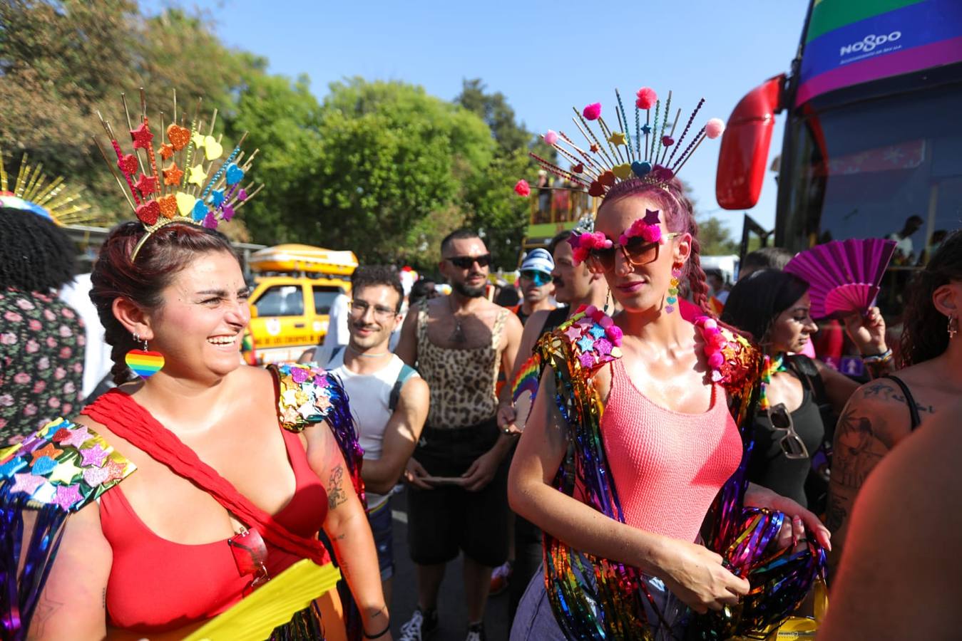 El color y el calor se ha hecho notar este sábado en la Cabalgata del Orgullo de Sevilla