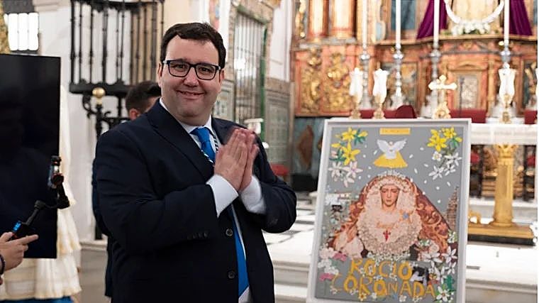 El autor del cartel de la coronación con su obra