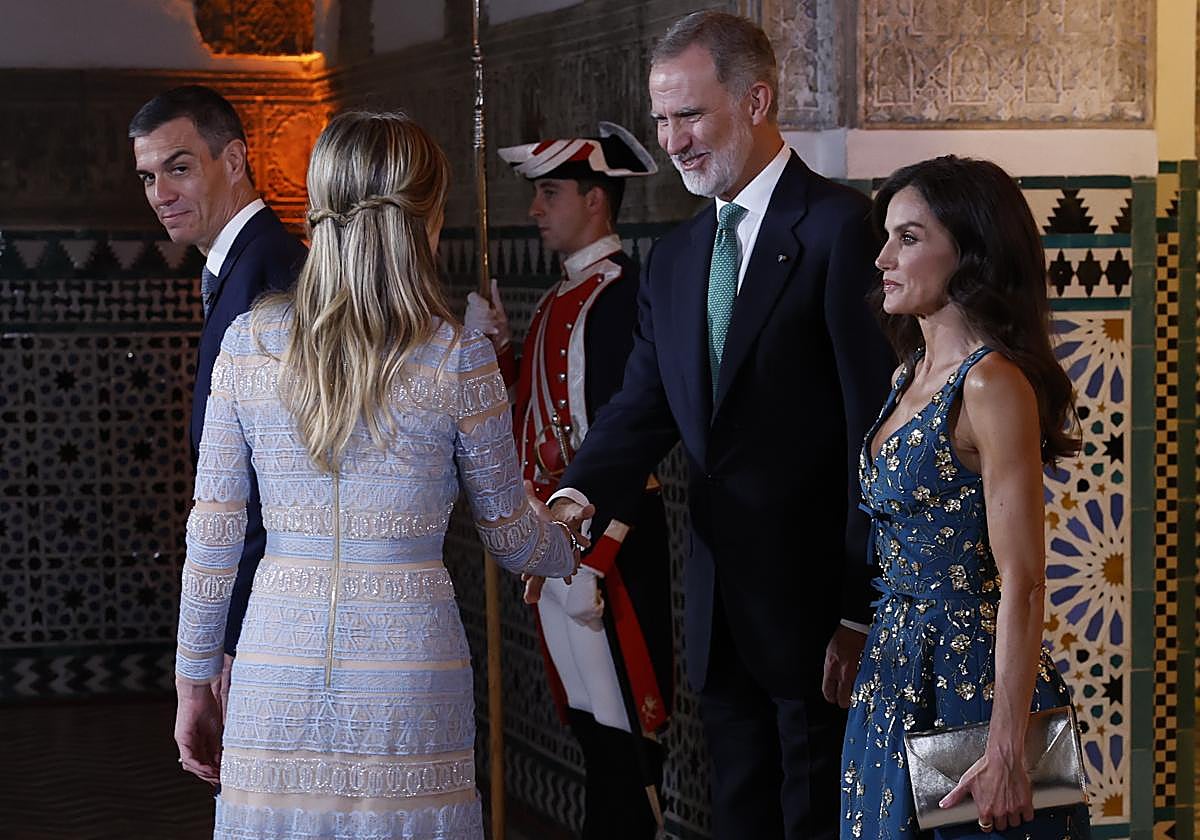 El lío de Sánchez en la recepción de Felipe VI en el Alcázar: primero se fue sin foto y luego se puso donde el Rey