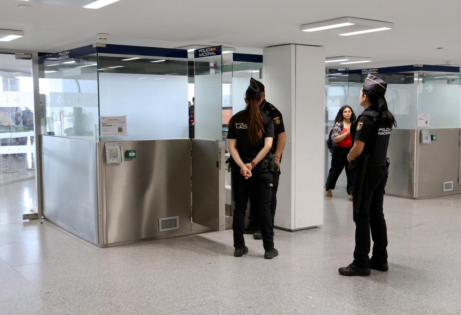 La Policía Nacional refuerza el aeropuerto de Sevilla para la llegada de autoridades a la Cumbre de la ONU, en imágenes