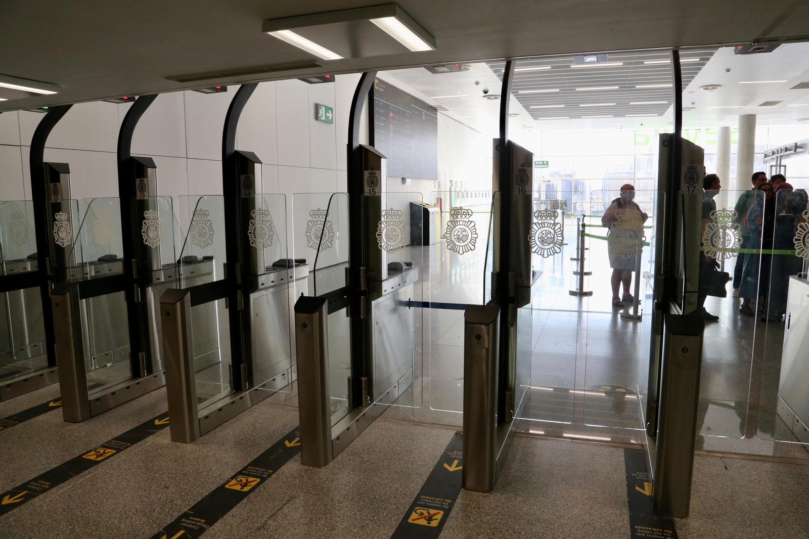 La Policía Nacional refuerza el aeropuerto de Sevilla para la llegada de autoridades a la Cumbre de la ONU, en imágenes