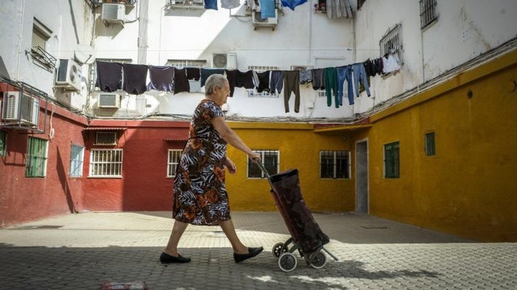 El drama de la pobreza en Sevilla lo cuenta Sofía: «Pagué 450 euros por vivir en un salón con mi madre y mi hijo estando embarazada»