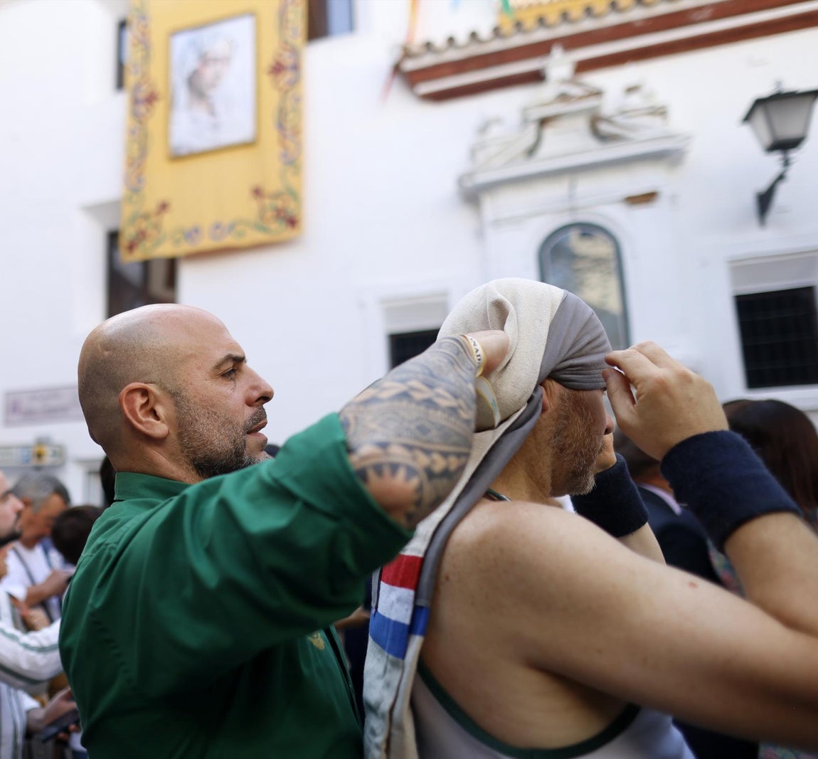 El traslado de la Virgen del Rocío de la Redención a la iglesia del Salvador, en imágenes