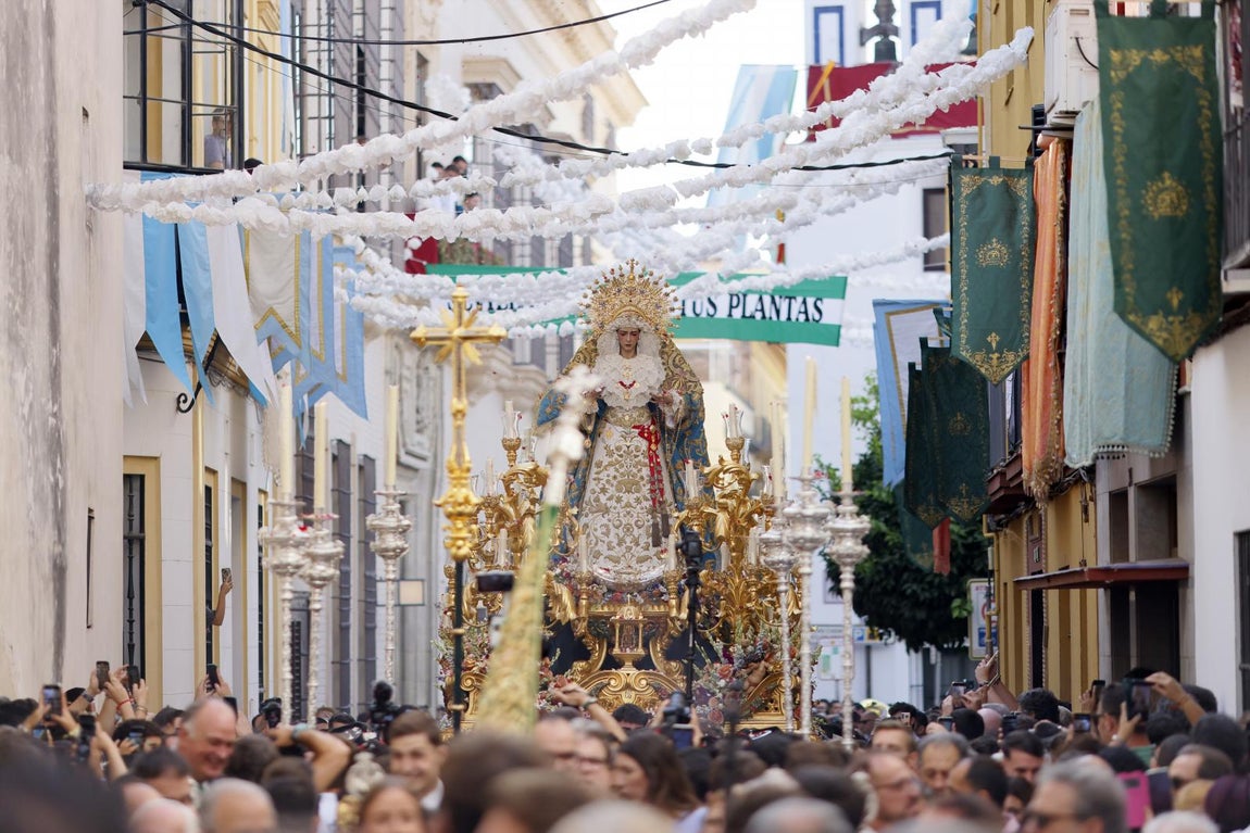 El traslado de la Virgen del Rocío de la Redención a la iglesia del Salvador, en imágenes