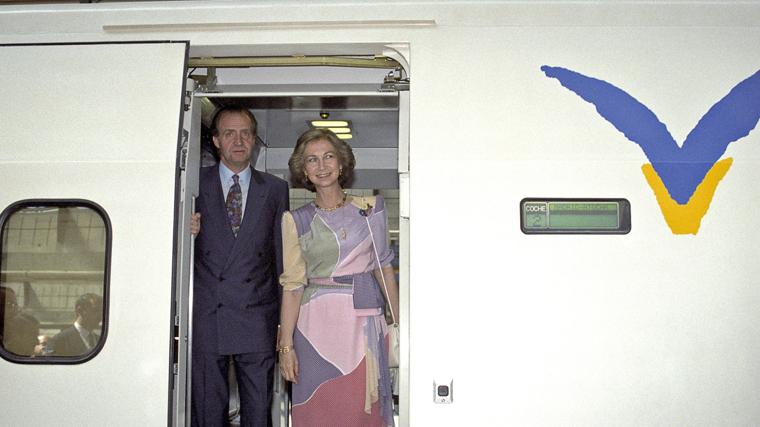 Imagen de archivo Los Reyes de España Don Juan Carlos y Doña Sofía en el vagón del tren de alta velocidad español (AVE) en el que regresaron a Madrid desde Sevilla en la Expo'92