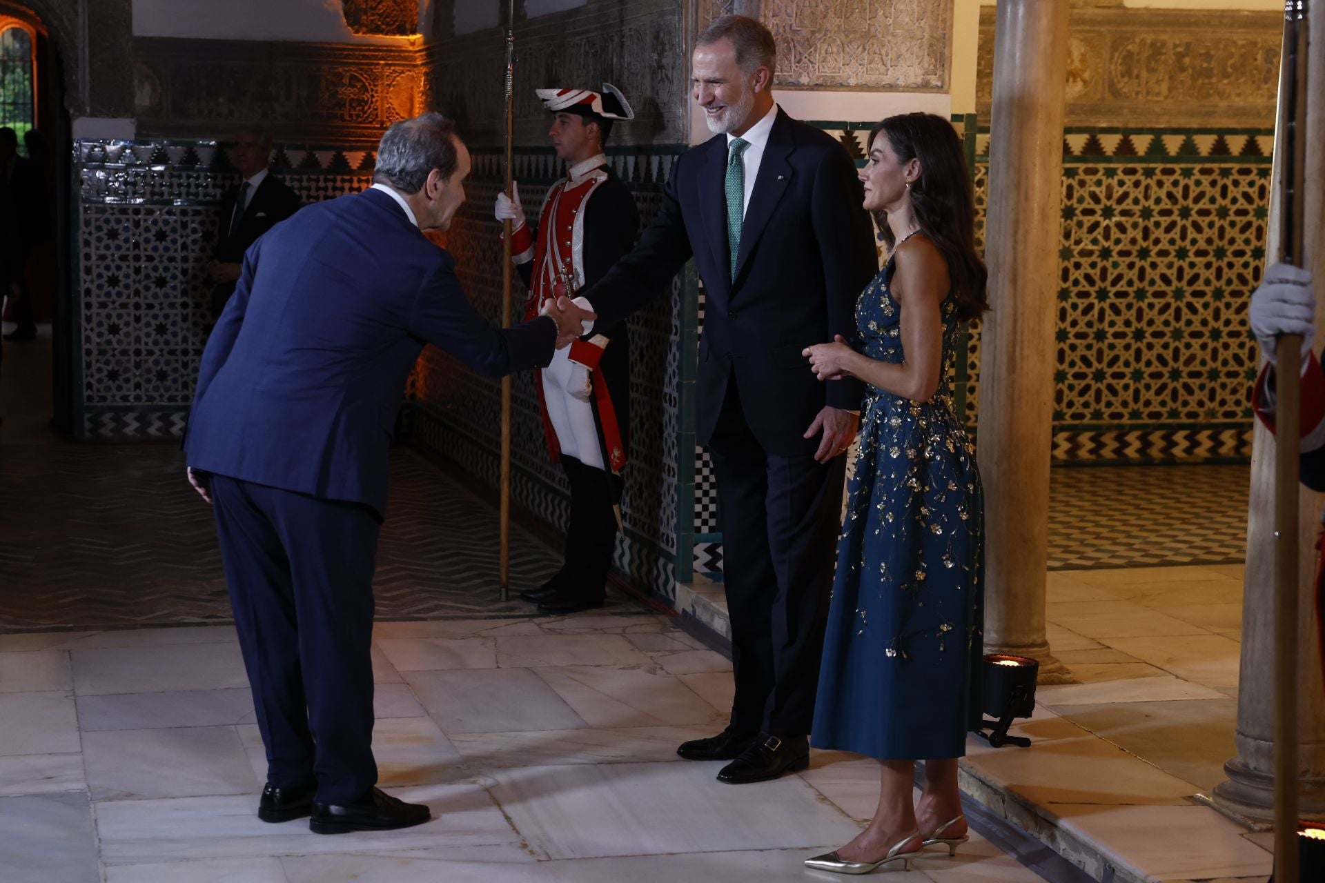 El rey Felipe VI (2d) y la reina Letizia (d) reciben al secretario general iberoamericano, Andrés Allamand (i)