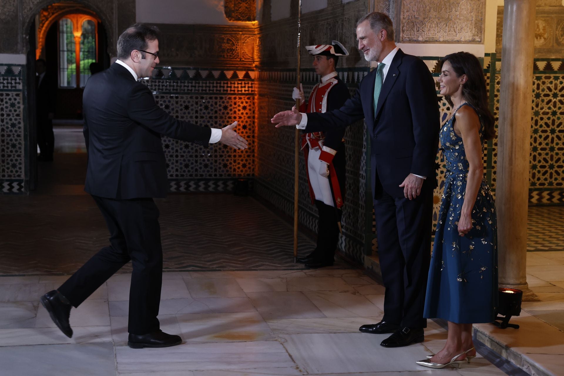 El rey Felipe VI (2d) y la reina Letizia (d) reciben al ministro de Economía, Carlos Cuerpo (i)