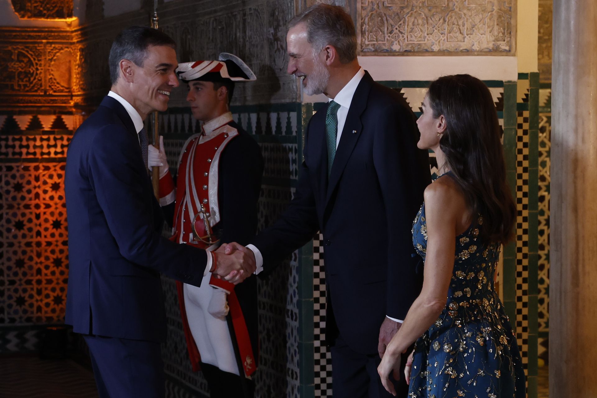 El rey Felipe VI (2d) y la reina Letizia (d) reciben al presidente del Gobierno, Pedro Sánchez (i)