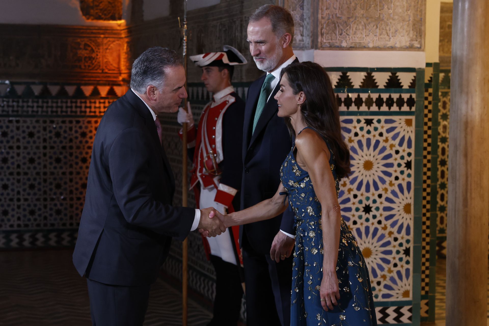El rey Felipe VI (2d) y la reina Letizia (d) reciben al presidente de Uruguay, Yamandú Orsi (i)