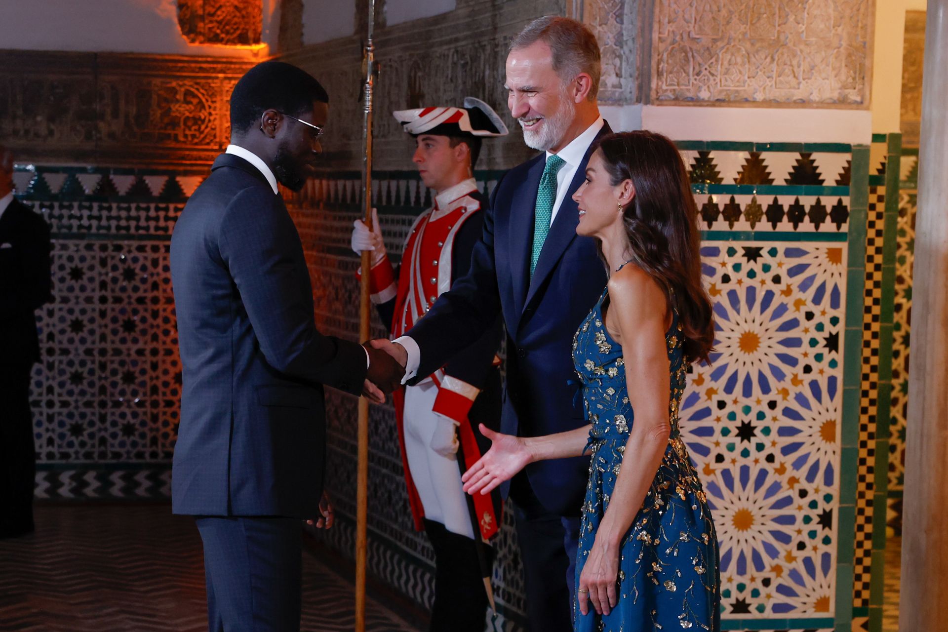 El rey Felipe VI (2d) y la reina Letizia (d) reciben al presidente de Senegal, Bassirou Diomaye Faye (i)