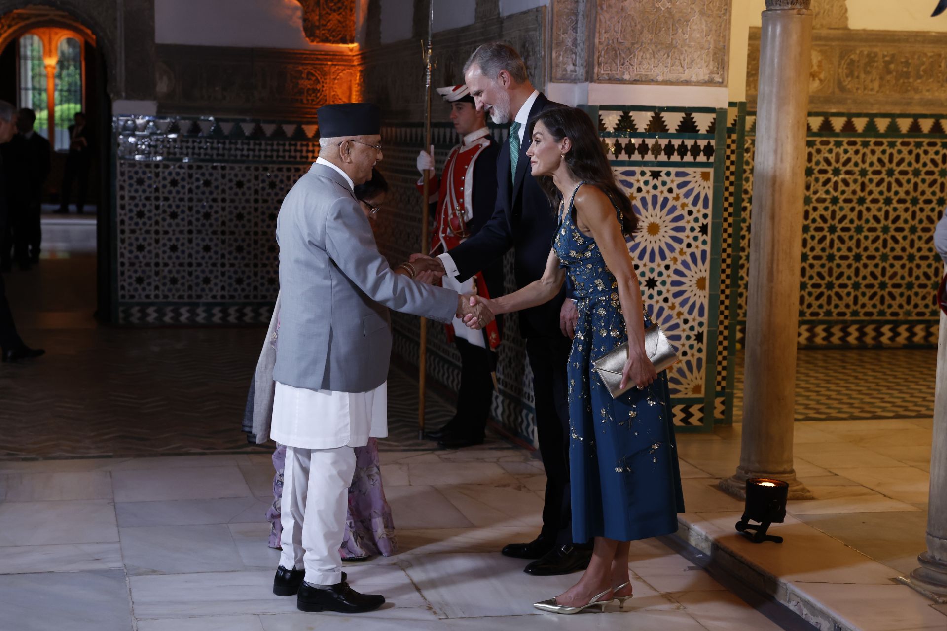 El rey Felipe VI (i) y la reina Letizia (d) saludan al primer ministro nepalí, Khadga Prasad Oli (i)