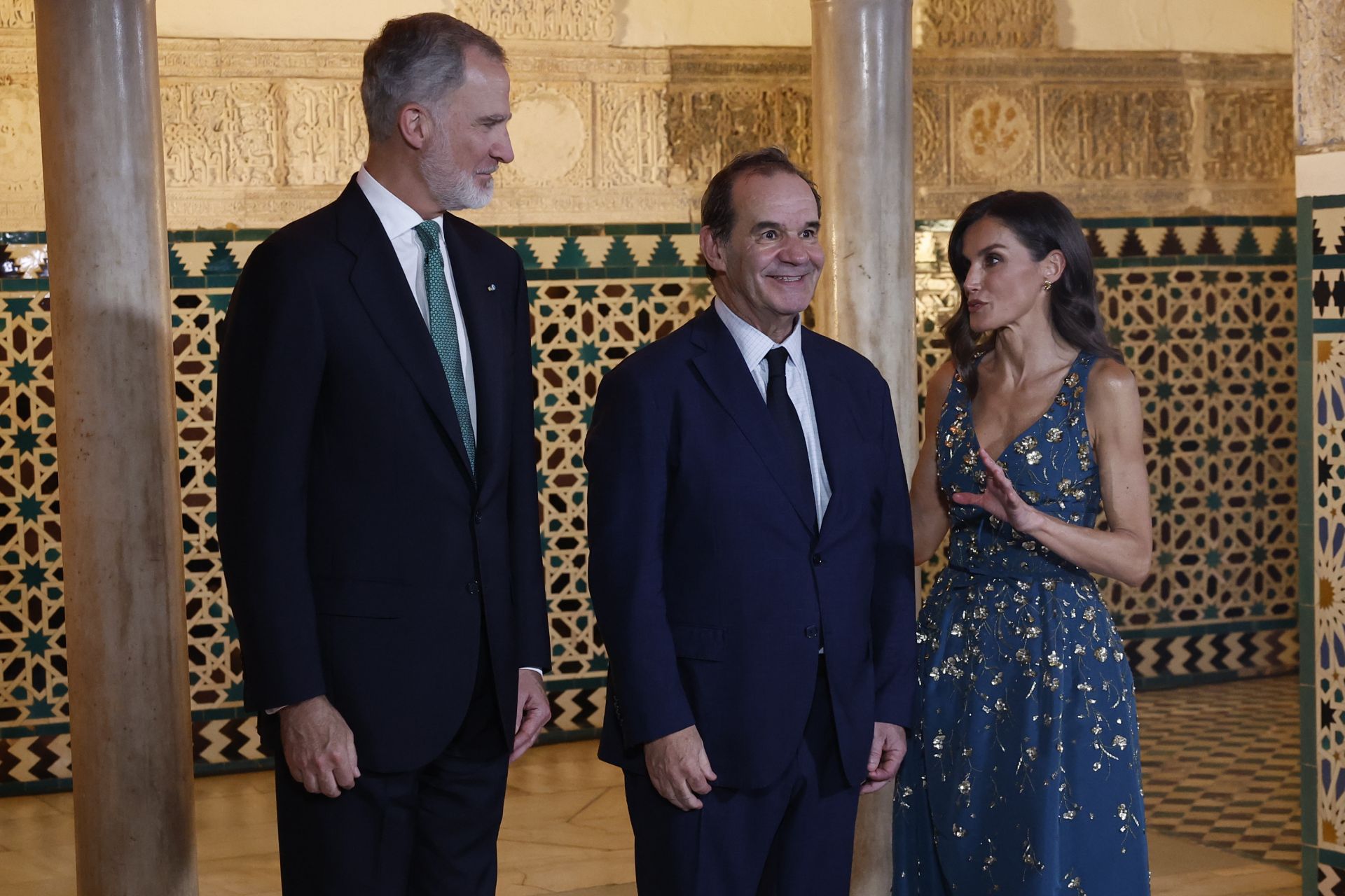 El rey Felipe VI (2d) y la reina Letizia (d) reciben al secretario general iberoamericano, Andrés Allamand (c)