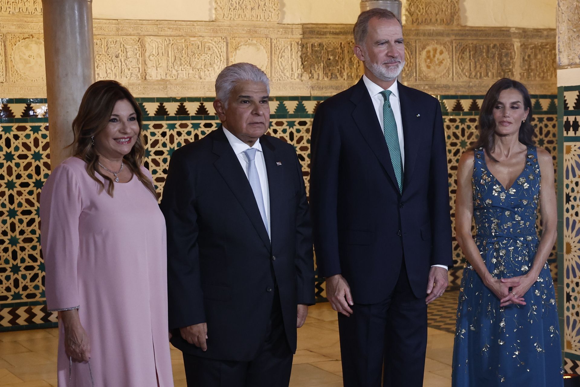 El rey Felipe VI (2d) y la reina Letizia (d) reciben al presidente de Panamá, José Raúl Mulino, y a su esposa, Maricel Cohen