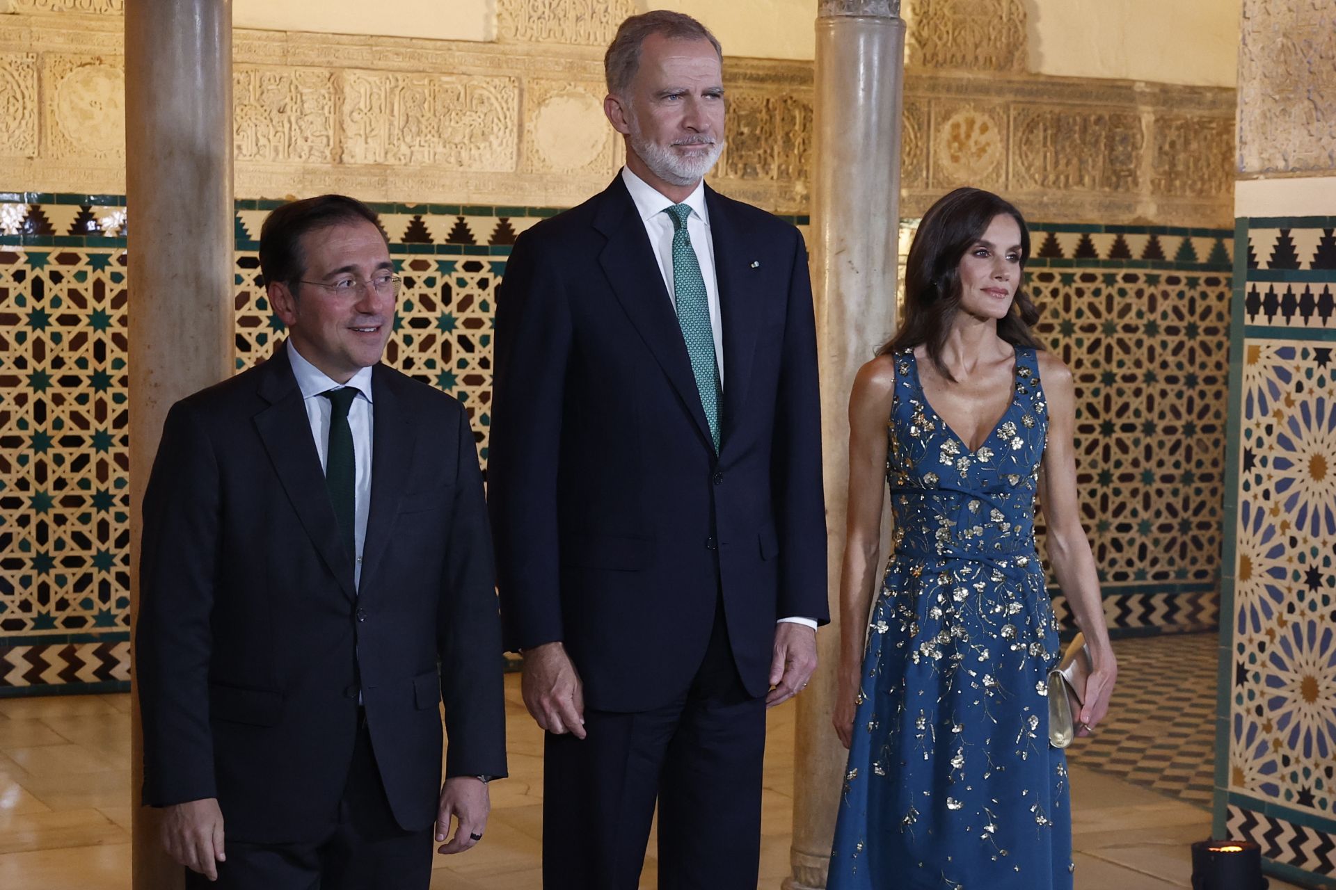 El rey Felipe VI (c) y la reina Letizia (d), junto al ministro español de Asuntos Exteriores, José Manuel Albares