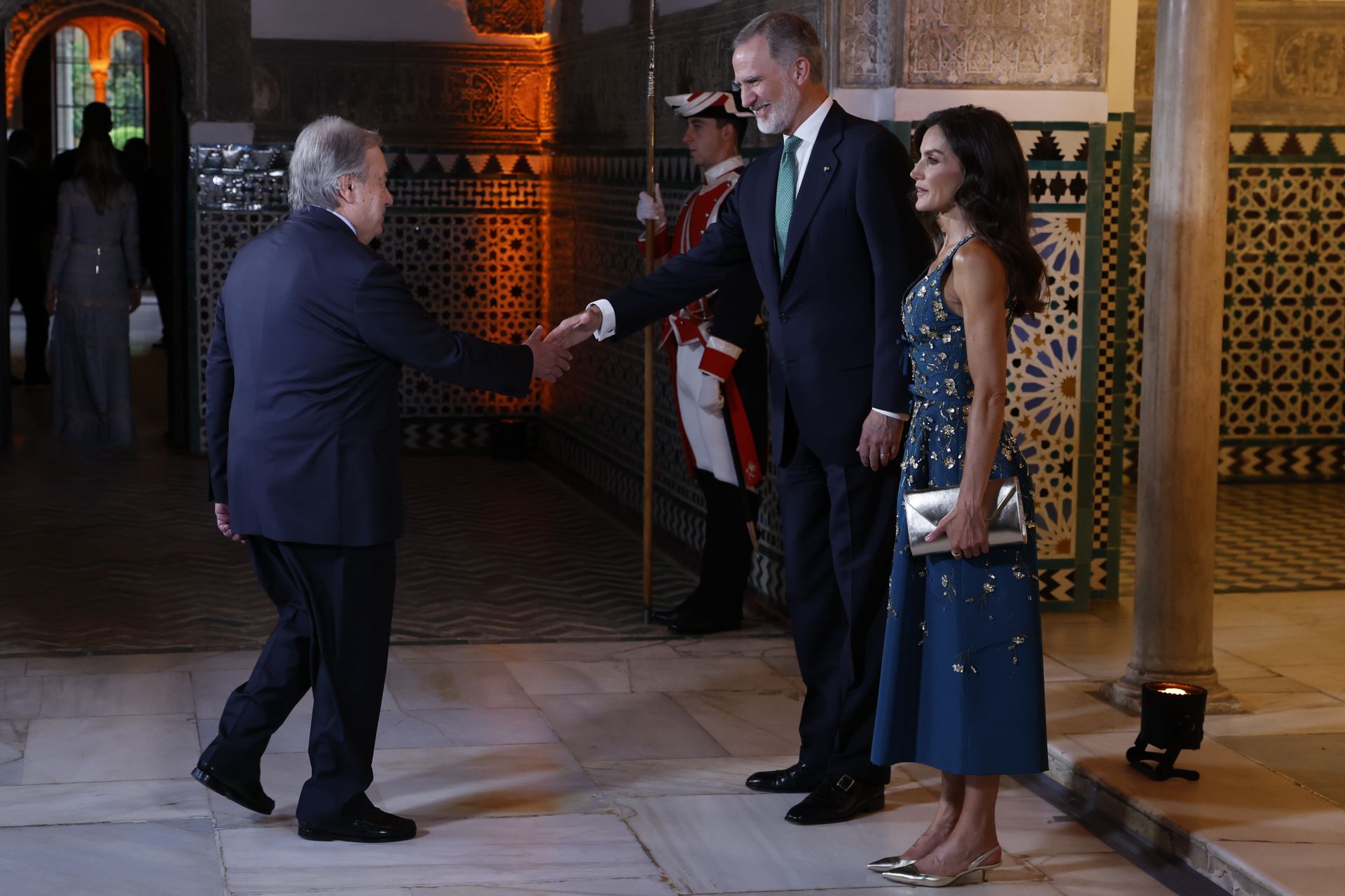 El rey Felipe VI (2d) y la reina Letizia (d) reciben al secretario general de la ONU, António Guterres (i)