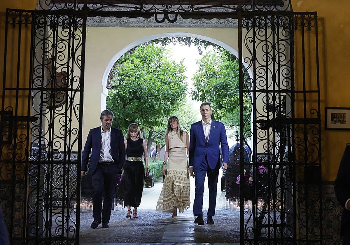 Pedro Sánchez y su mujer, Begoña Gómez, llegan al Palacio de las Dueñas para presidir la cena oficial