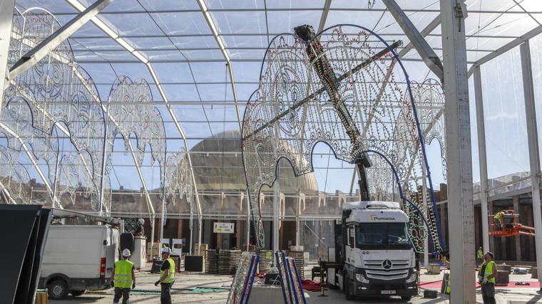 DESMONTAJE DE LA CARPA CON MOTIVO DE LOS PREMIO LATIN GRAMMY EN LA PUERTA DEL PALACIO DE CONGRESOS DE SEVILLA FIBES (ARCHIVO)