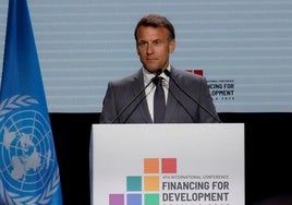 Macron carga en la Cumbre de la ONU en Sevilla contra la guerra arancelaria y el uso del comercio como «chantaje»