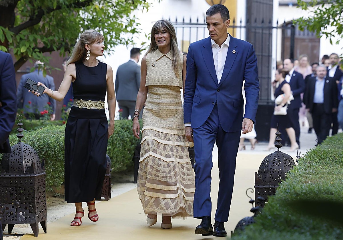 Pedro Sánchez junto a su esposa, Begoña Gómez, a su llegada a la Casa de Dueñas