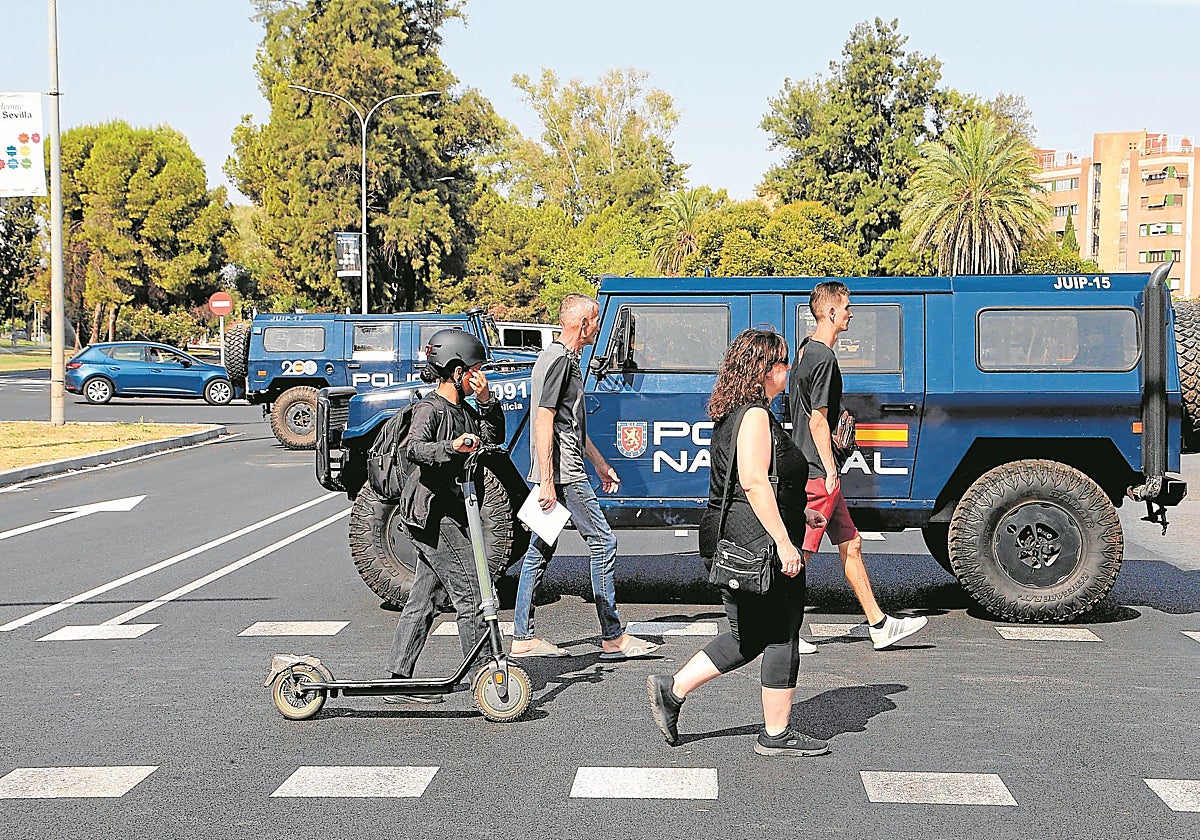 La Policía Nacional sitió por completo las entradas a Sevilla Este y caminar fue la mejor opción
