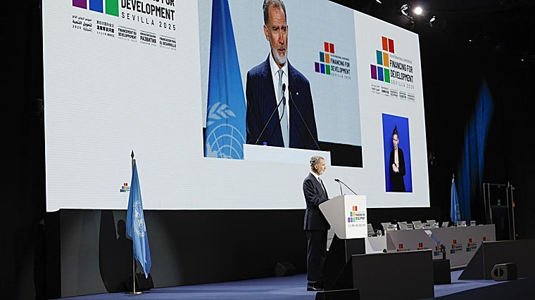 El Rey Felipe VI, en un momento de su disertación este lunes en Sevilla