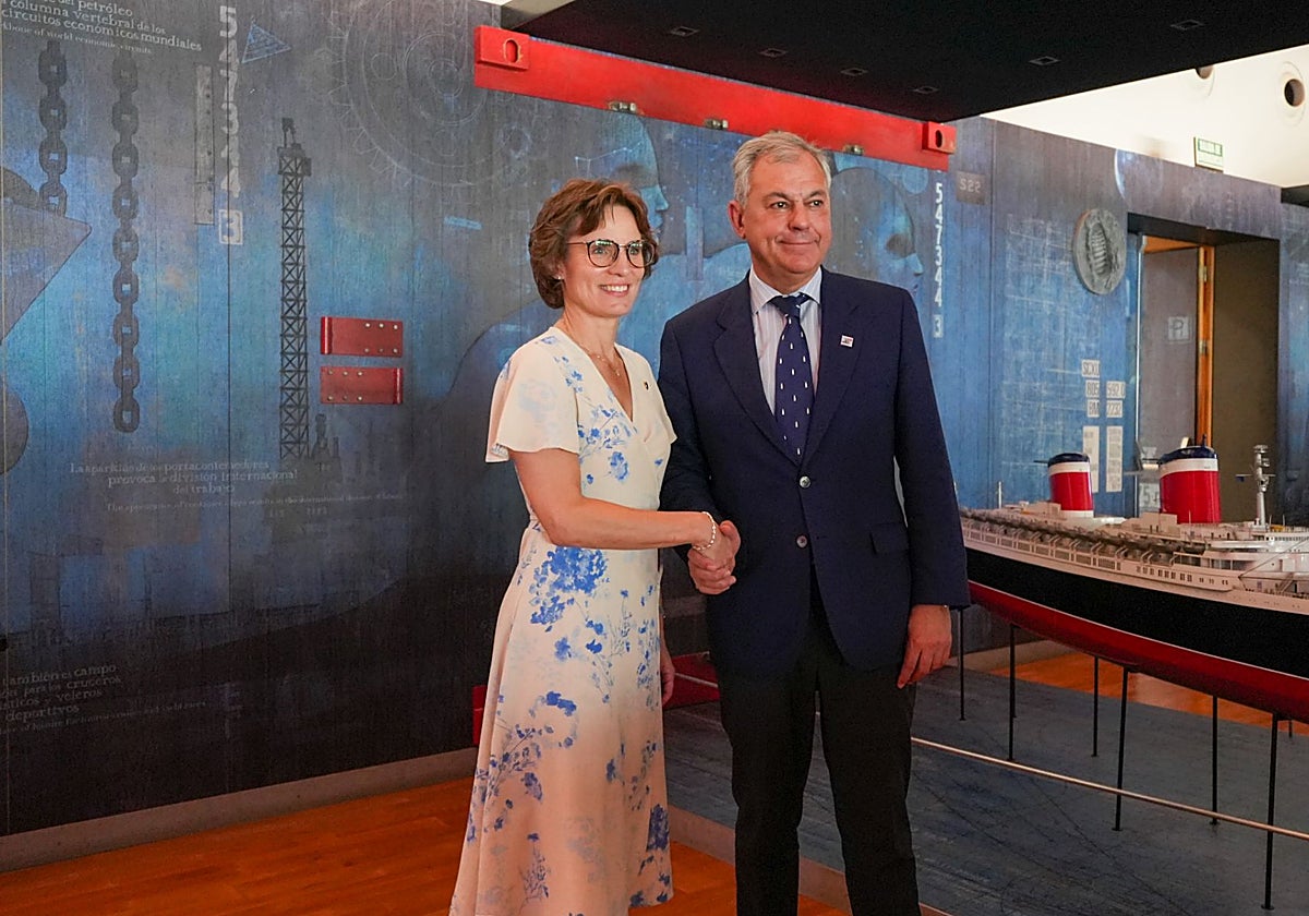 La comisaria europea de Medioambiente, Jessika Roswall, junto con el alcalde de Sevilla, José Luis Sanz